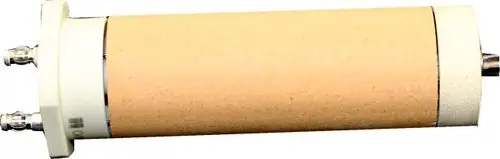 Zündpatrone von Wolf, zylindrische Form mit hellem Keramikdämpfer, zwei Anschlussstellen an den Enden, für den Einsatz in Zündföhnen bis 2013.
